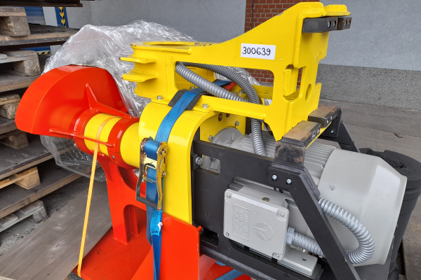 Změna technologie 5-osého centra za Brusný manipulátor